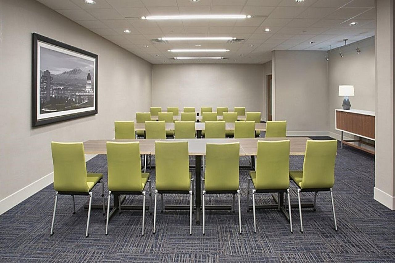 Holiday Inn Express & Suites - Kingfisher, An Ihg Hotel Buitenkant foto